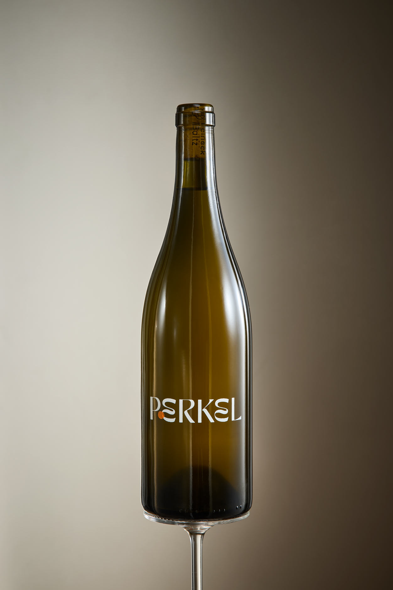 Eine Flasche Naturwein mit dem Namen Perkel
